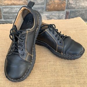 BORN Ravine walking shoe lace up nubby sole Sz 7